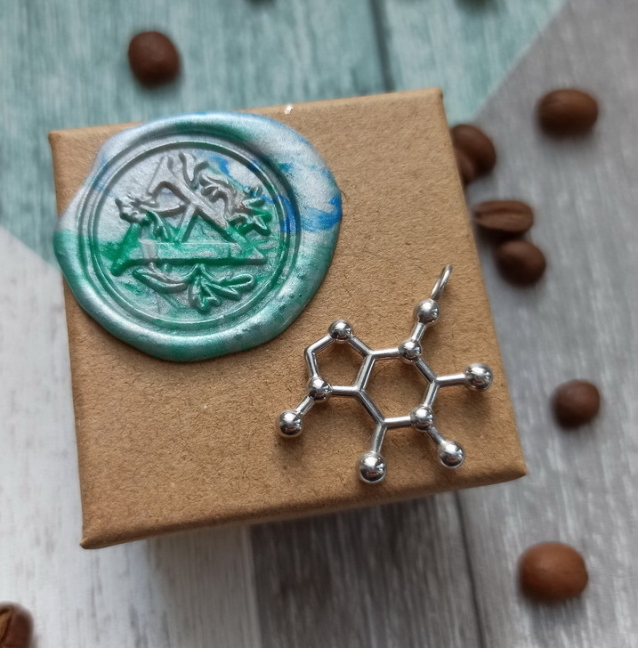 Кулон молекула кофеина классическая